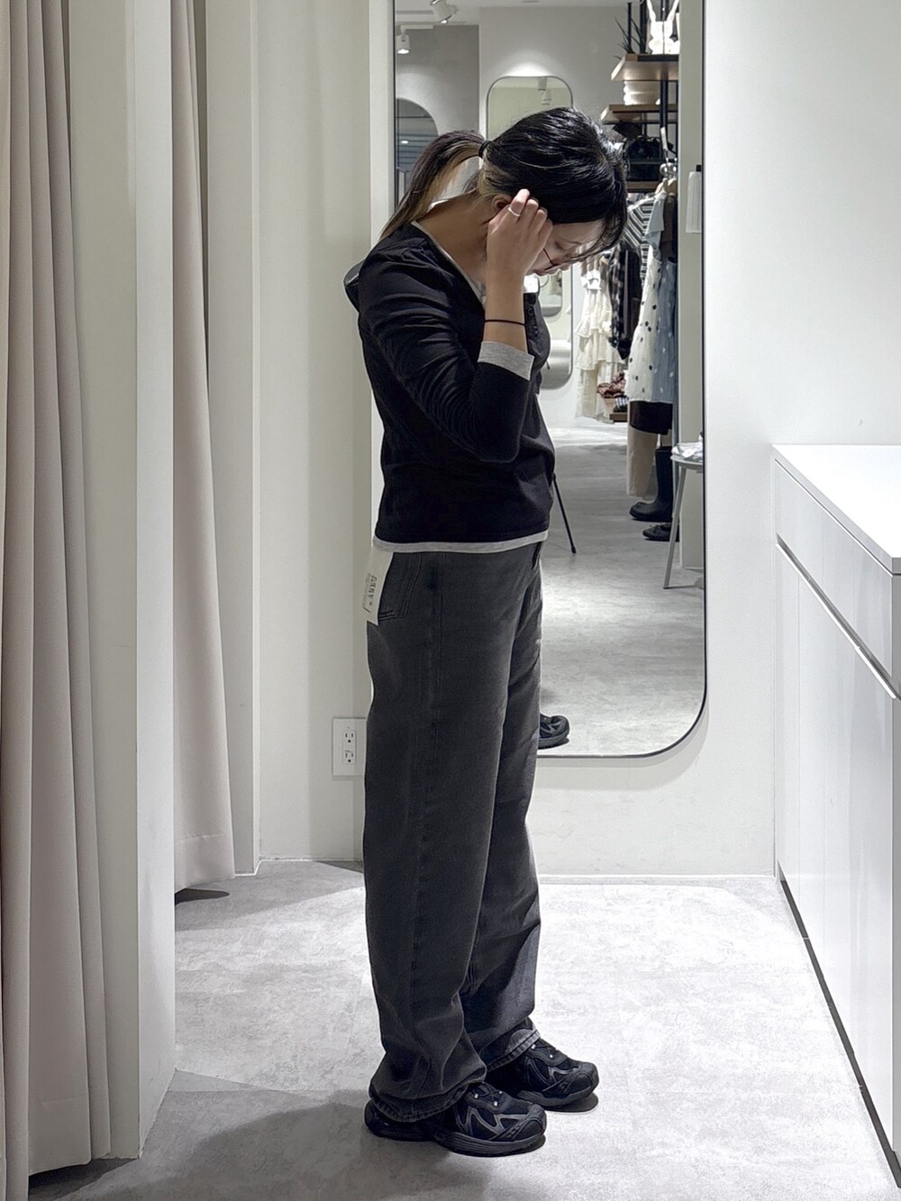 ブラック系のTシャツ/カットソー、ブラック系のデニムパンツ、ブラック系のショルダーバッグを着用したレディースの秋コーディネートの2枚目の写真