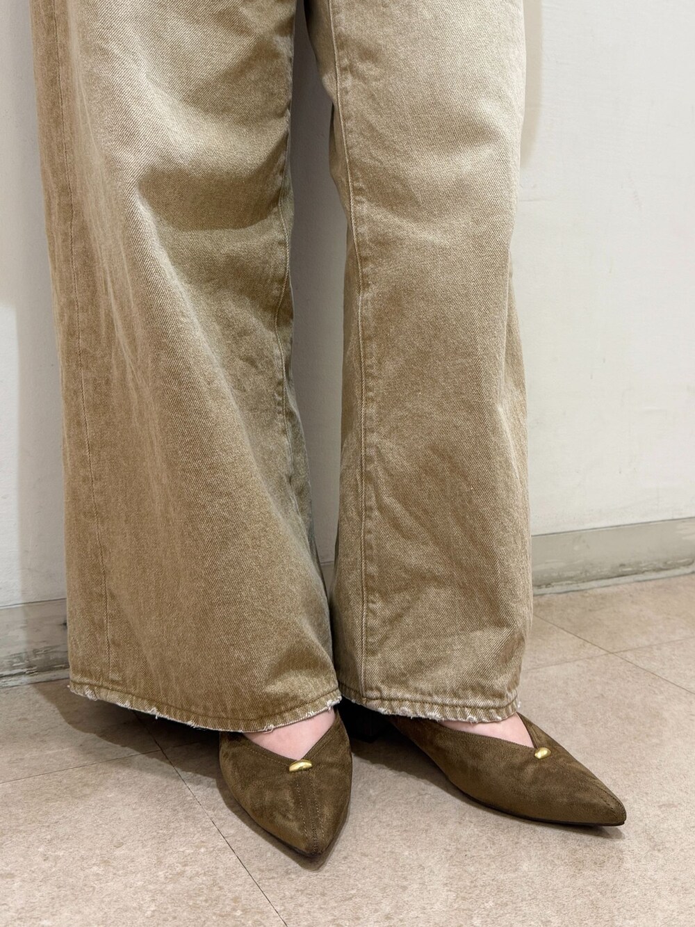 ホワイト系のトートバッグ、イエロー系のパンプスを着用したレディースの春コーディネートの5枚目の写真