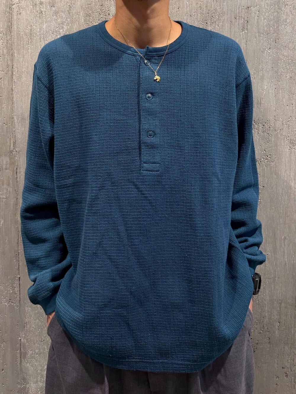 グレー系のスラックス、グリーン系のTシャツ/カットソー、ブラック系のその他シューズを着用したメンズの秋コーディネートの2枚目の写真