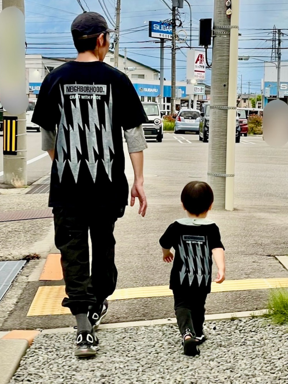 ブラック系のTシャツ/カットソー、ブラック系のTシャツ/カットソー、ブラック系のカーゴパンツを着用したメンズの春コーディネートの2枚目の写真