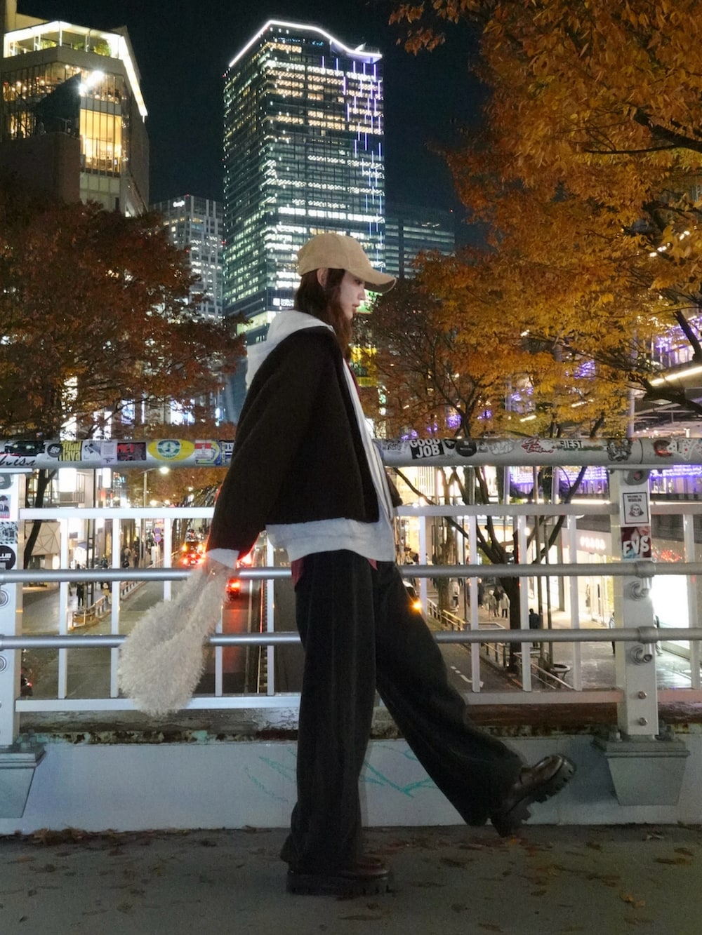 グレー系のパーカー、レッド系のシャツ/ブラウス、ブラック系のスウェットパンツを着用したレディースの冬コーディネートの2枚目の写真