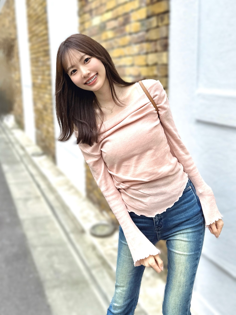 ブルー系のつなぎ/オールインワン、ホワイト系のスニーカー、ピンク系のトップスを着用したレディースの秋コーディネートの2枚目の写真