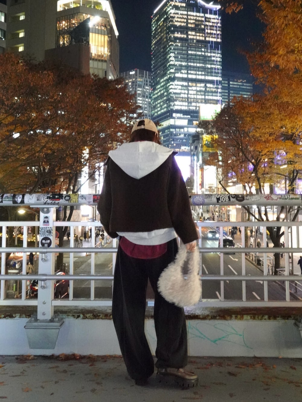 グレー系のパーカー、レッド系のシャツ/ブラウス、ブラック系のスウェットパンツを着用したレディースの冬コーディネートの3枚目の写真