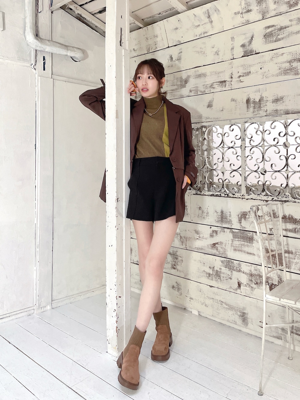 ブラウン系のテーラードジャケット、ブラック系のその他パンツ、ブラウン系のトップスを着用したレディースの冬コーディネートの2枚目の写真