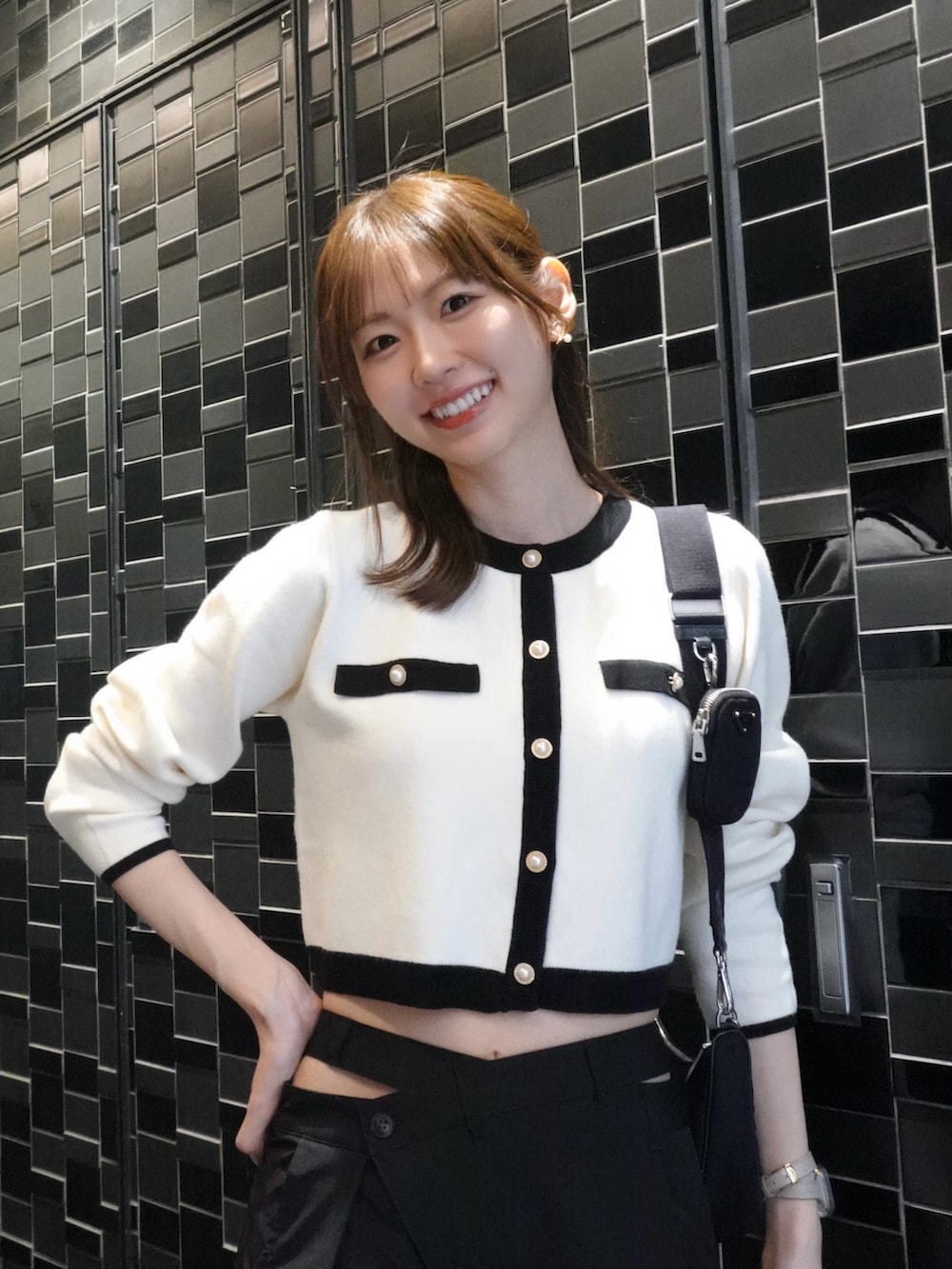 ホワイト系のカーディガン/ボレロ、ブラック系のスラックスを着用したレディースの秋コーディネートの3枚目の写真