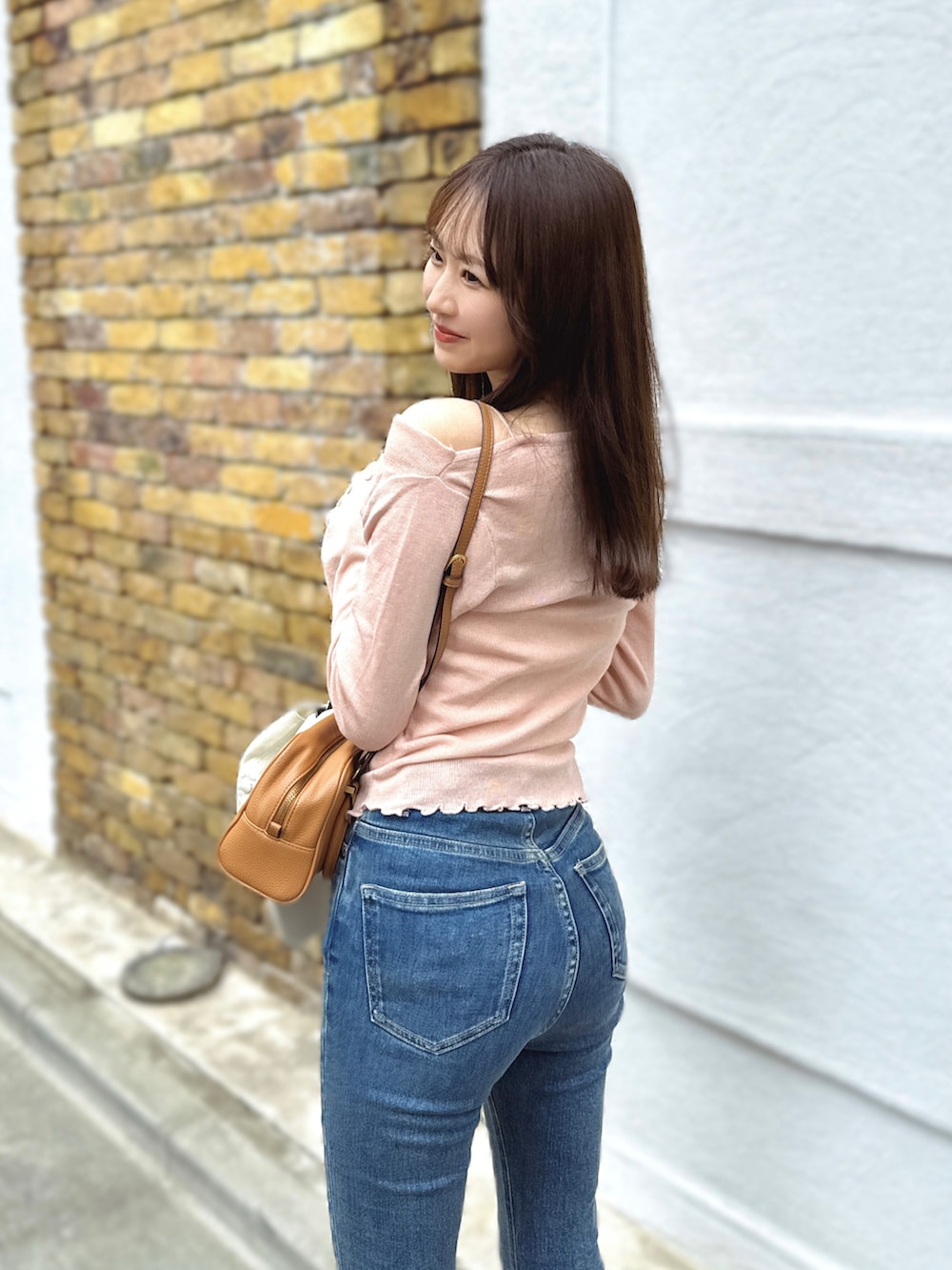 ブルー系のつなぎ/オールインワン、ホワイト系のスニーカー、ピンク系のトップスを着用したレディースの秋コーディネートの3枚目の写真