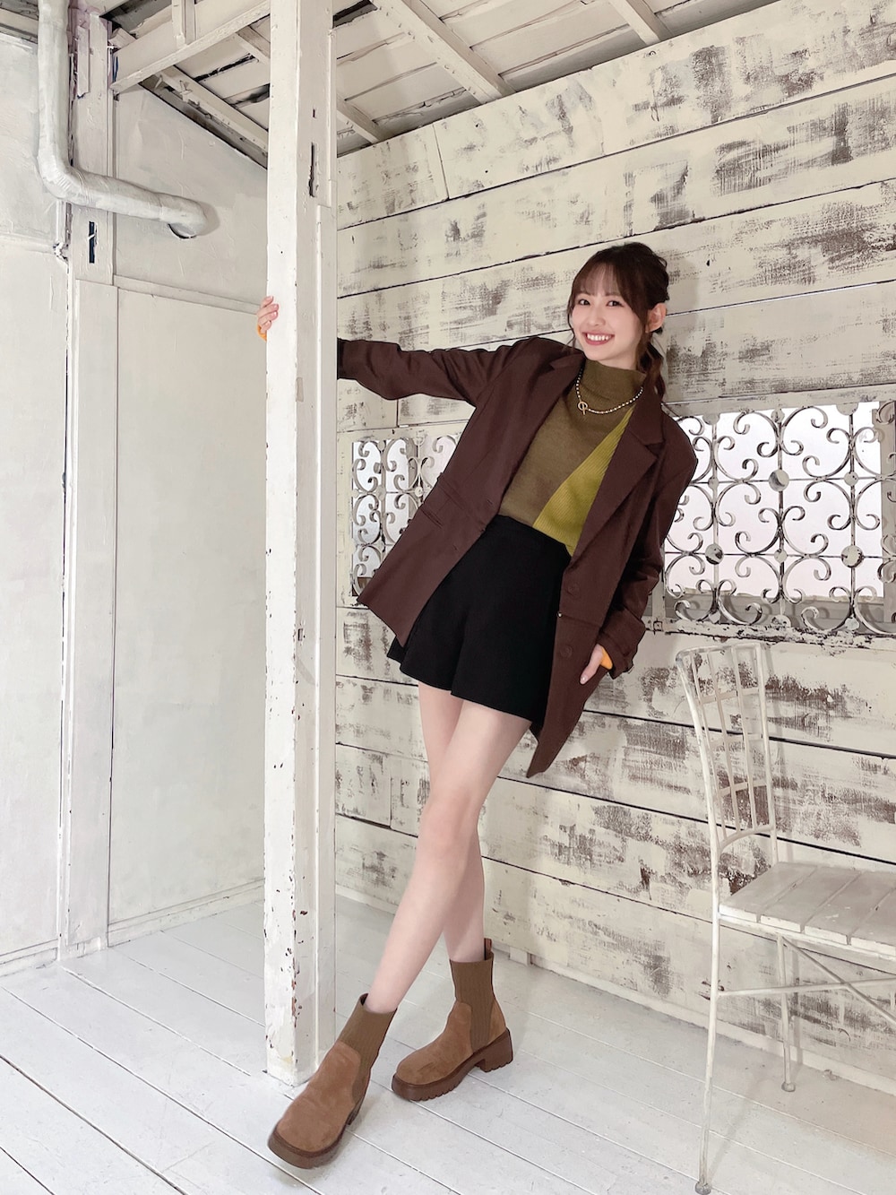 ブラウン系のテーラードジャケット、ブラック系のその他パンツ、ブラウン系のトップスを着用したレディースの冬コーディネートの3枚目の写真
