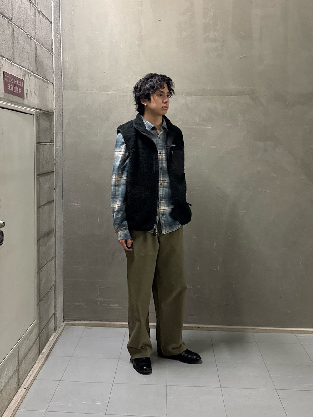 グレー系のショルダーバッグ、ブルー系のシャツ/ブラウス、ベージュ系のその他パンツを着用したメンズの秋コーディネートの4枚目の写真