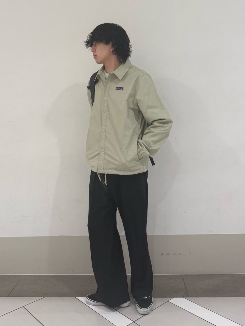 グレー系のニット/セーターを着用したメンズの冬コーディネートの2枚目の写真