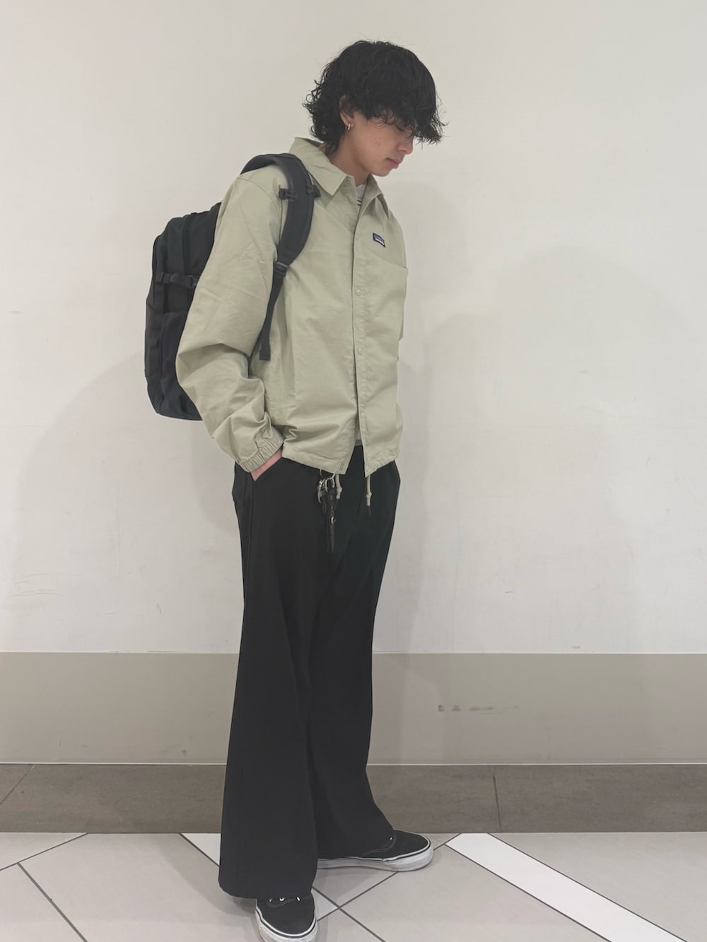 グレー系のニット/セーターを着用したメンズの冬コーディネートの3枚目の写真