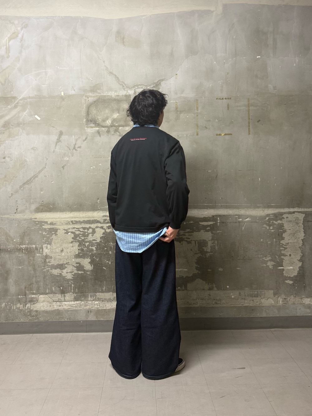 ブルー系のデニムパンツ、ブラック系のTシャツ/カットソーを着用したメンズの春コーディネートの3枚目の写真