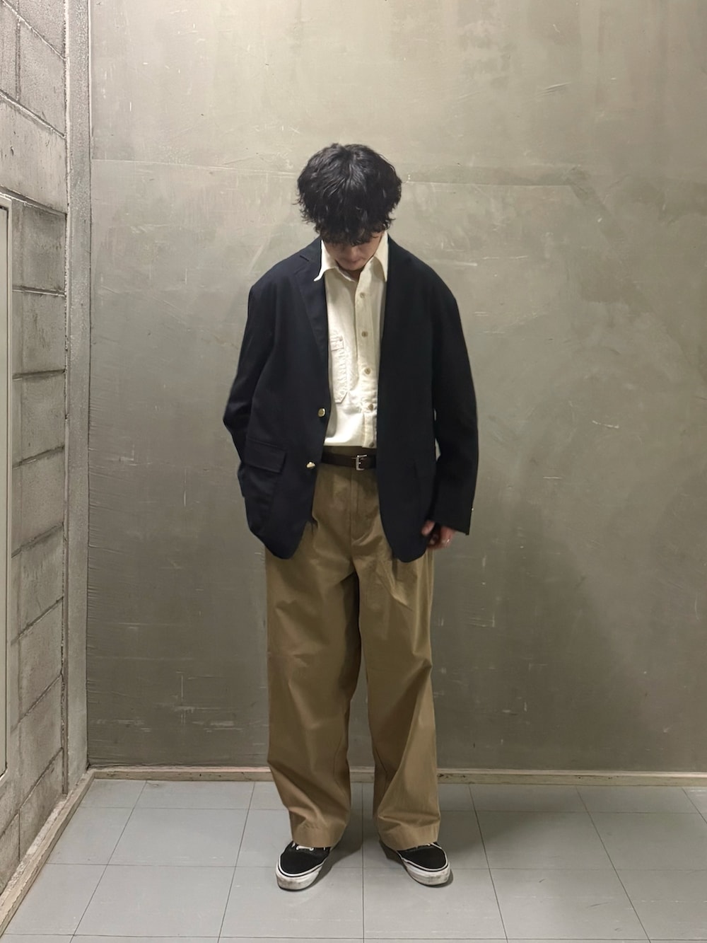 ホワイト系のシャツ/ブラウス、ブラック系のバックパック/リュック、ブルー系のその他アウターを着用したメンズの春コーディネートの6枚目の写真