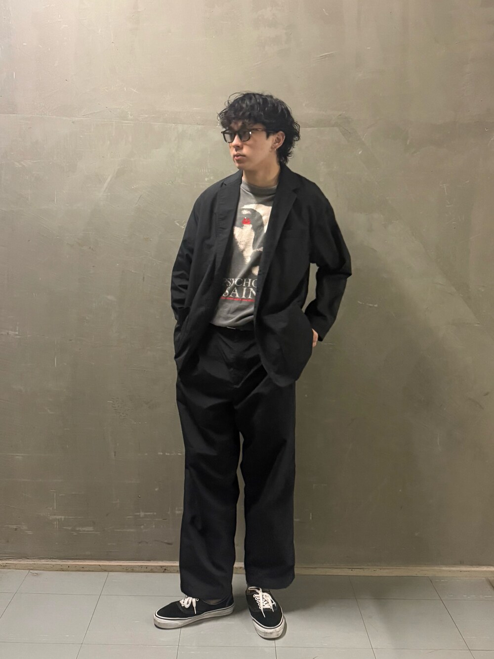 ブラック系のその他パンツ、ブラック系のその他アウター、ブラック系のベルトを着用したメンズの春コーディネートの2枚目の写真