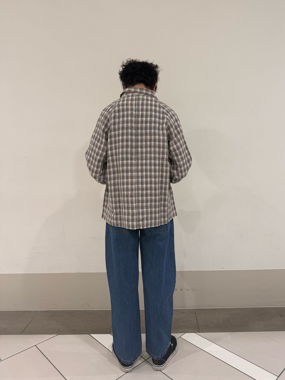 ベージュ系のその他アウター、ブルー系のデニムパンツを着用したメンズの春コーディネートの3枚目の写真