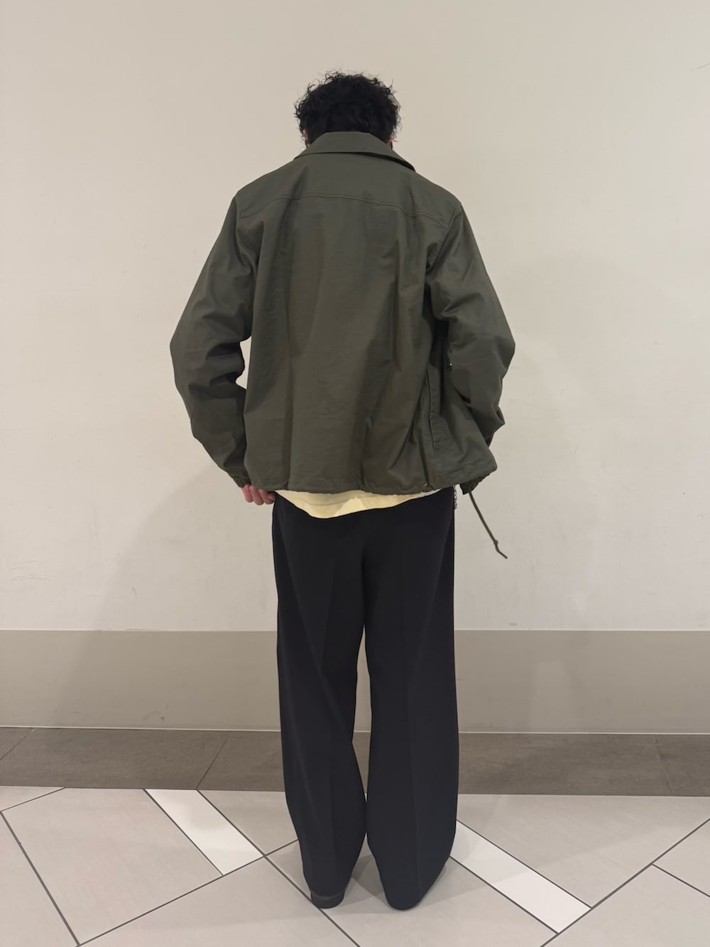 その他のTシャツ/カットソー、ブラウン系のスニーカーを着用したメンズの春コーディネートの3枚目の写真