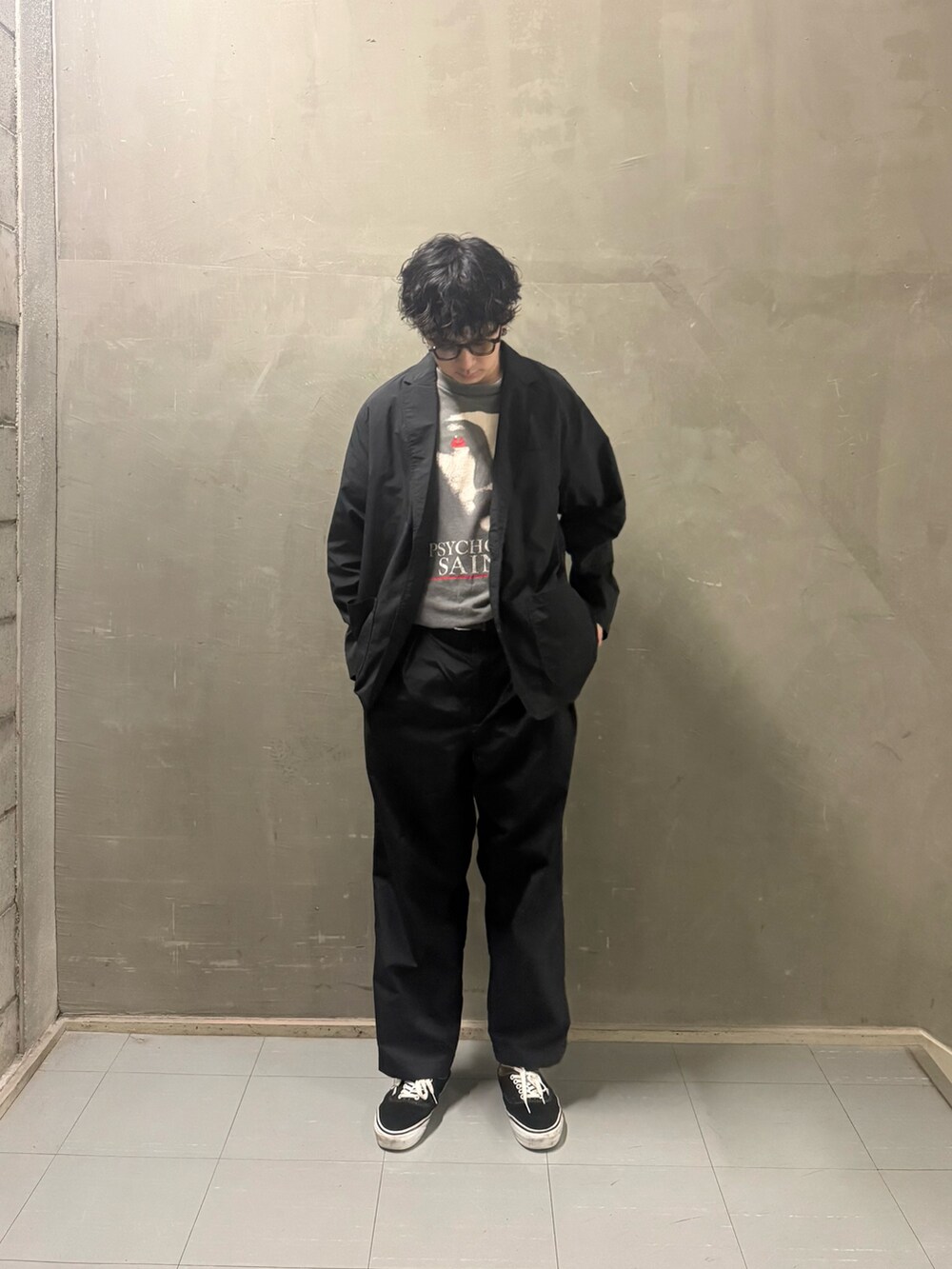 ブラック系のその他パンツ、ブラック系のその他アウター、ブラック系のベルトを着用したメンズの春コーディネートの5枚目の写真