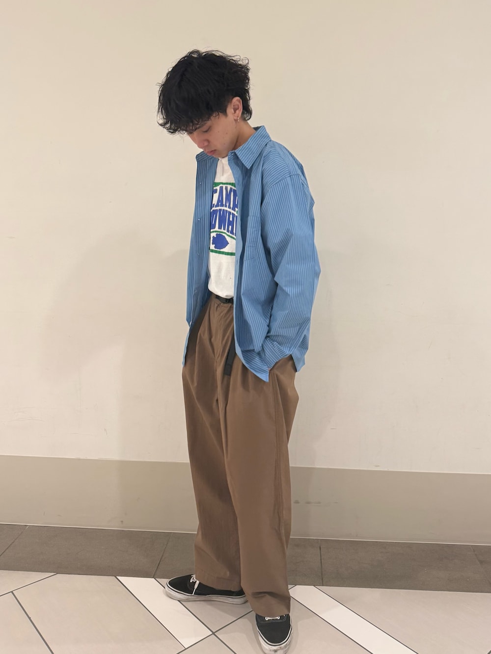 ブラウン系のその他パンツ、ブルー系のシャツ/ブラウスを着用したメンズの春コーディネートの2枚目の写真