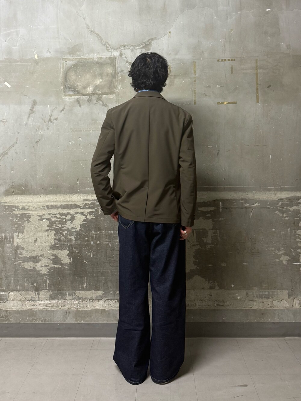 ブラウン系のその他アウター、ブルー系のデニムパンツ、ブラック系のベルトを着用したメンズの春コーディネートの3枚目の写真