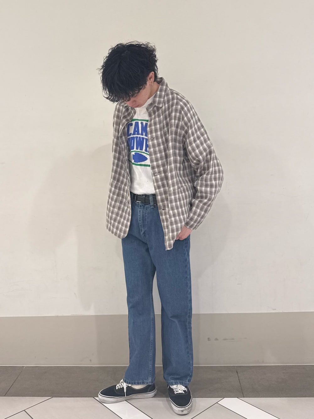 ベージュ系のその他アウター、ブルー系のデニムパンツを着用したメンズの春コーディネートの4枚目の写真