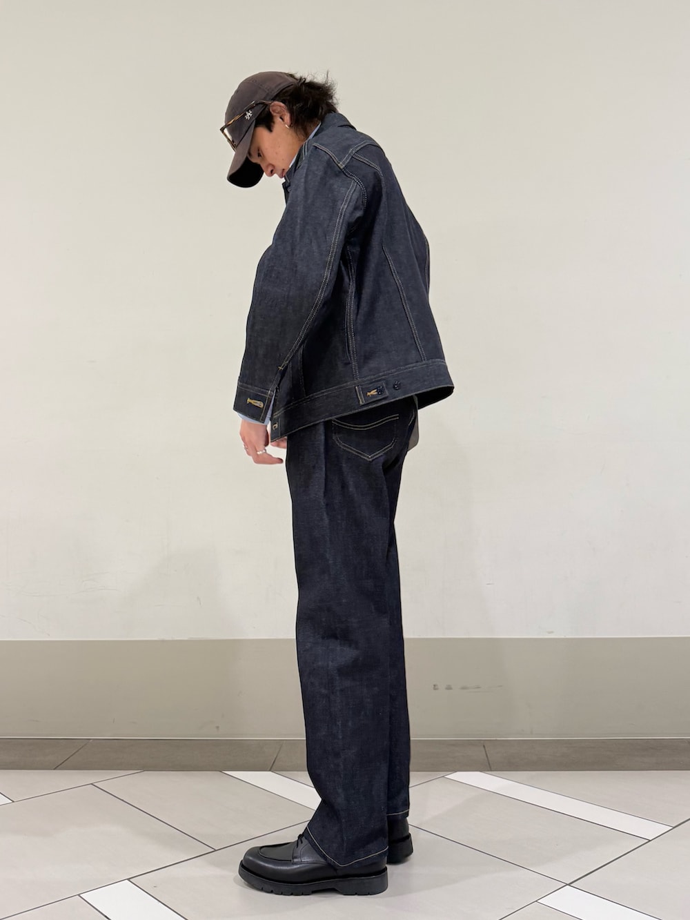 ブルー系のデニムパンツ、ブルー系のデニムジャケット、ブルー系のシャツ/ブラウスを着用したメンズの冬コーディネートの4枚目の写真