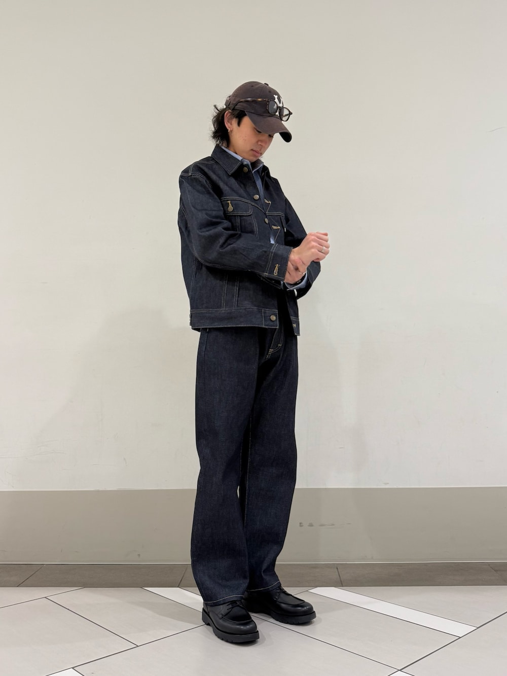 ブルー系のデニムパンツ、ブルー系のデニムジャケット、ブルー系のシャツ/ブラウスを着用したメンズの冬コーディネートの5枚目の写真