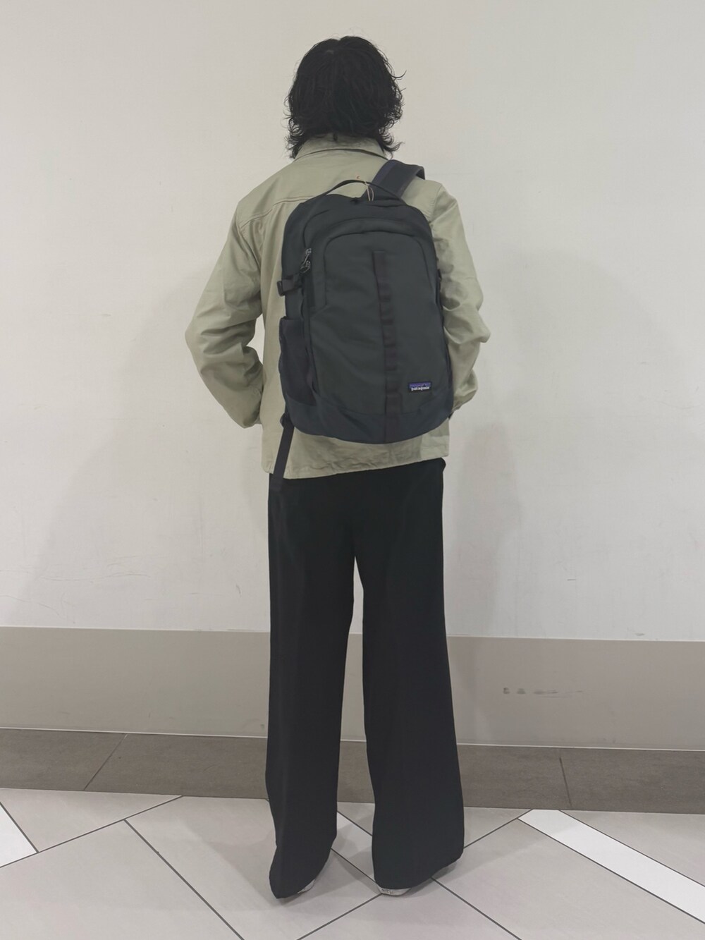 グレー系のニット/セーターを着用したメンズの冬コーディネートの4枚目の写真