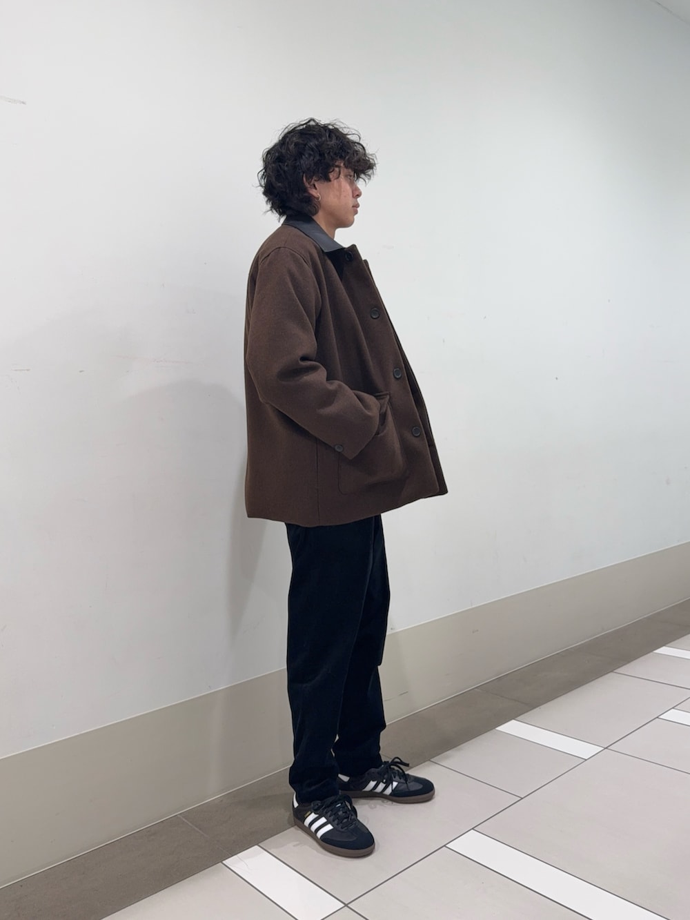 ブラウン系のカバーオール、ブルー系のその他パンツ、ブルー系のニット/セーターを着用したメンズの冬コーディネートの2枚目の写真