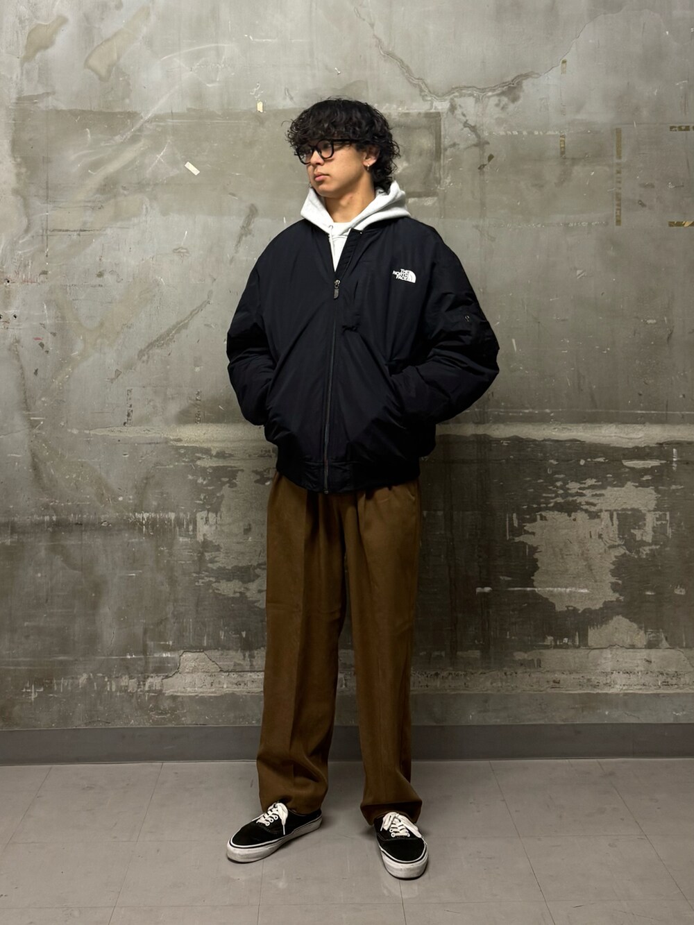 グレー系のパーカー、ベージュ系のその他パンツ、ブラック系のその他アウターを着用したメンズの冬コーディネートの4枚目の写真