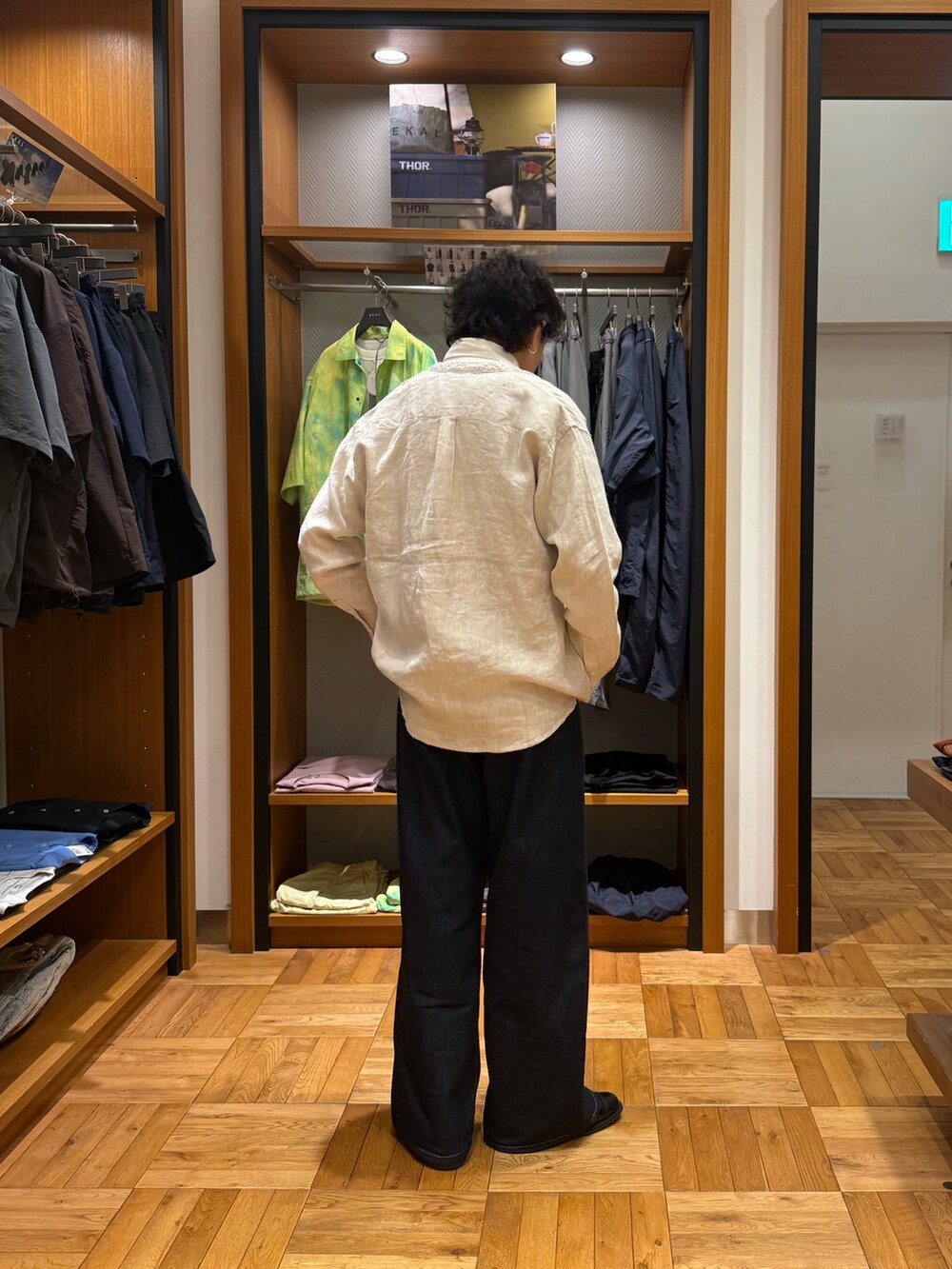 ブルー系のデニムパンツ、ホワイト系のシャツ/ブラウス、ブラック系のベルトを着用したメンズの春コーディネートの3枚目の写真