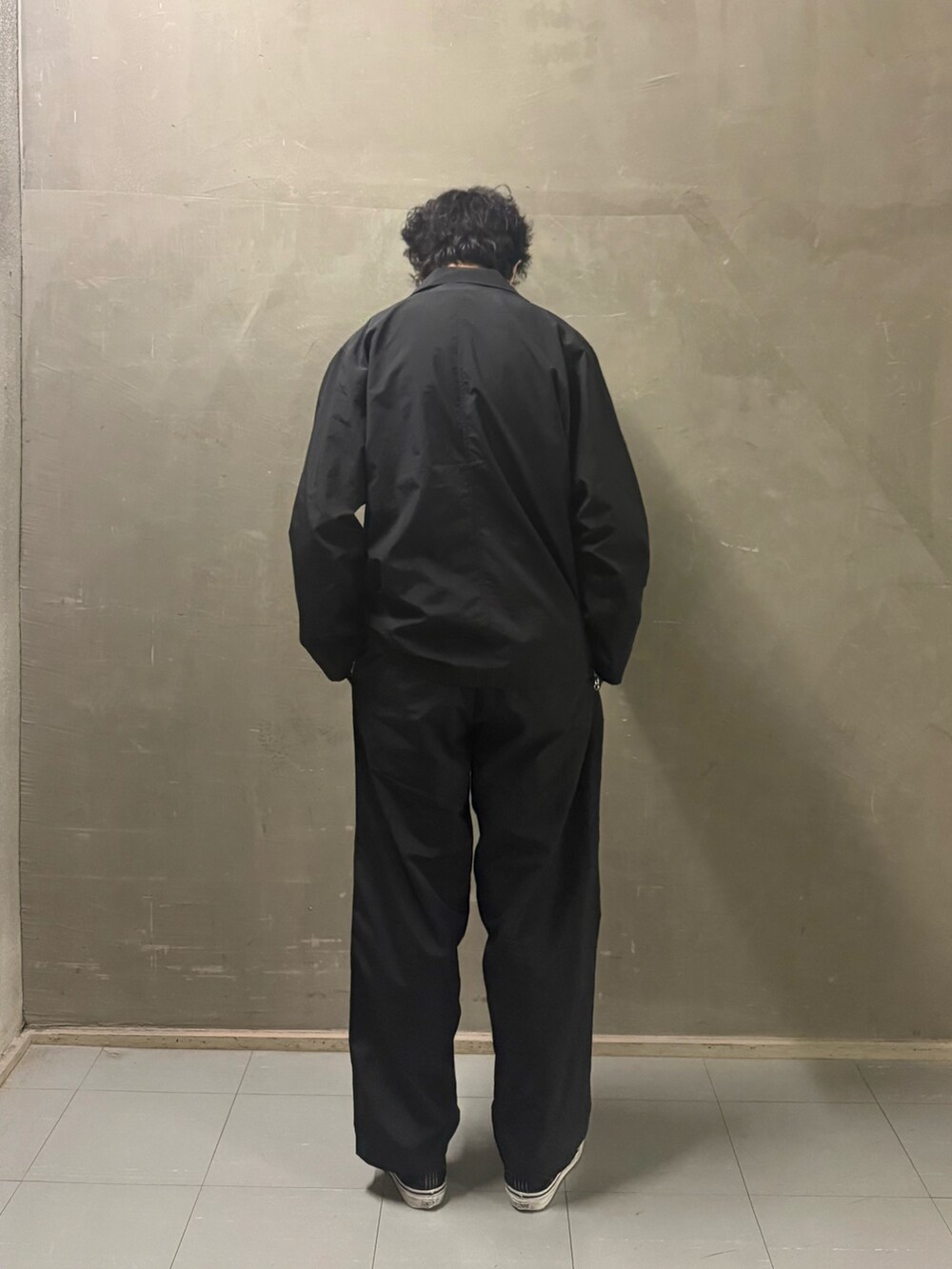 ブラック系のその他パンツ、ブラック系のその他アウター、ブラック系のベルトを着用したメンズの春コーディネートの4枚目の写真