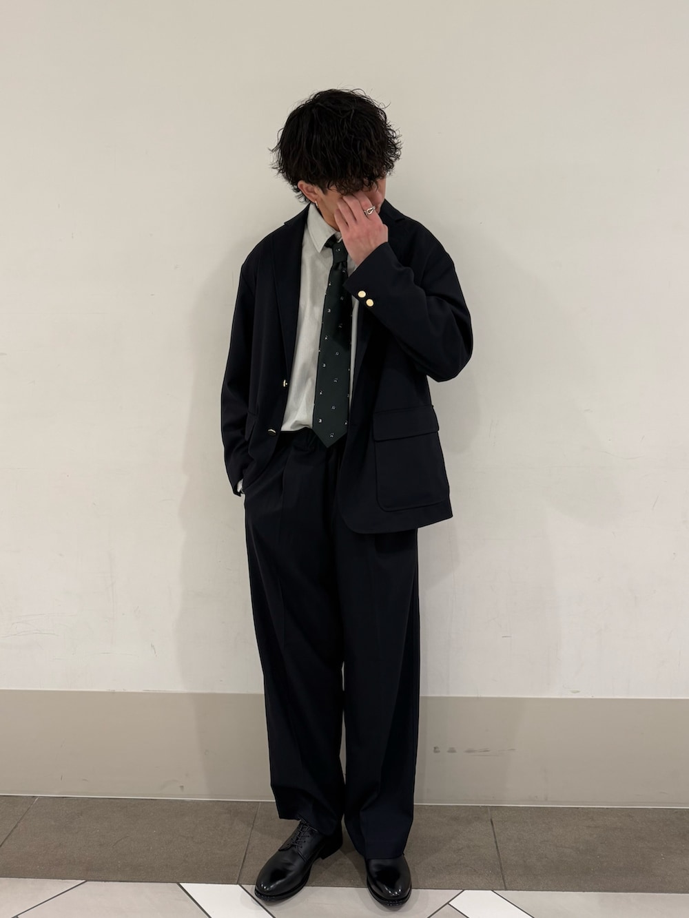 ブルー系のその他パンツ、ブラック系のドレスシューズ、ブルー系のその他アウターを着用したメンズの春コーディネートの4枚目の写真