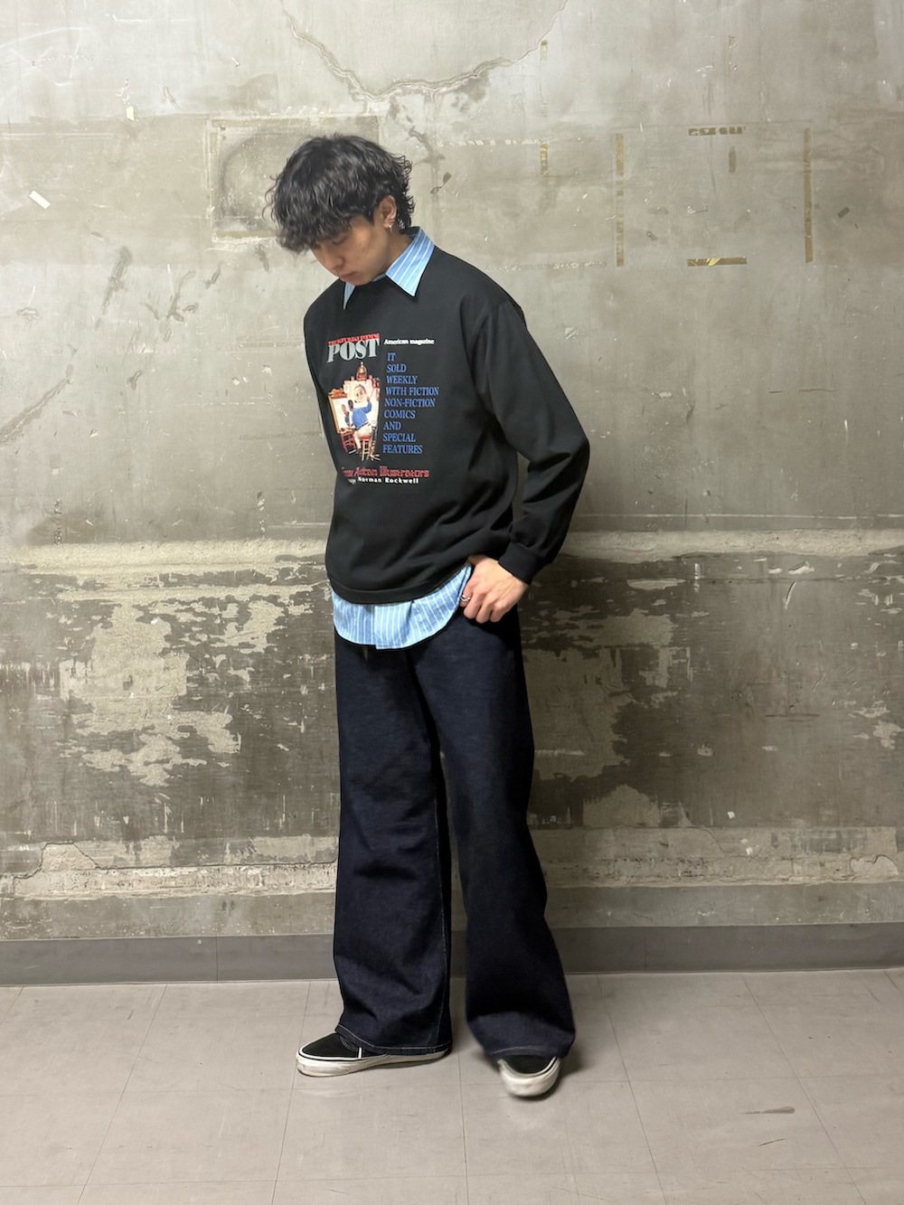 ブルー系のデニムパンツ、ブラック系のTシャツ/カットソーを着用したメンズの春コーディネートの4枚目の写真