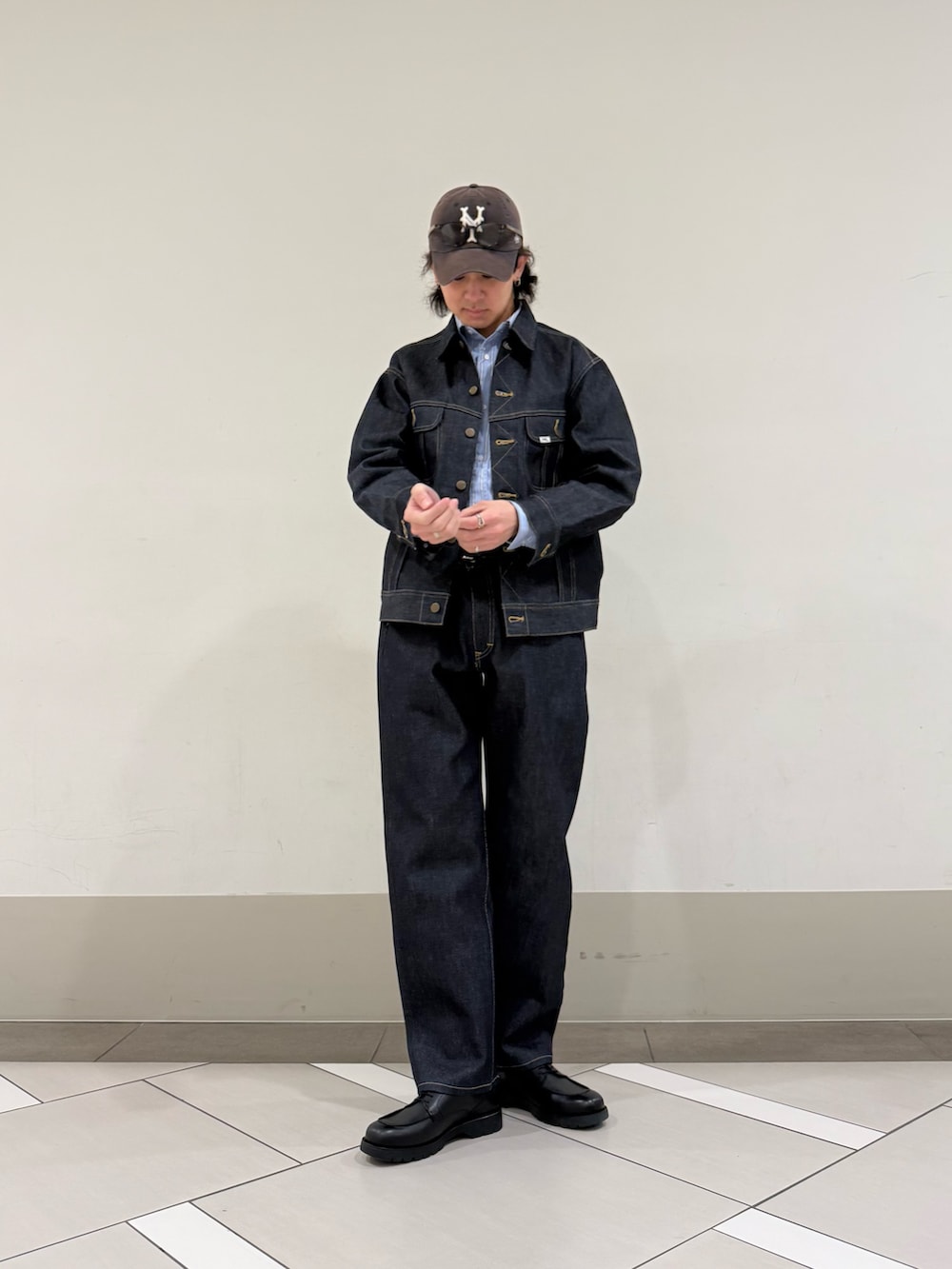 ブルー系のデニムパンツ、ブルー系のデニムジャケット、ブルー系のシャツ/ブラウスを着用したメンズの冬コーディネートの2枚目の写真