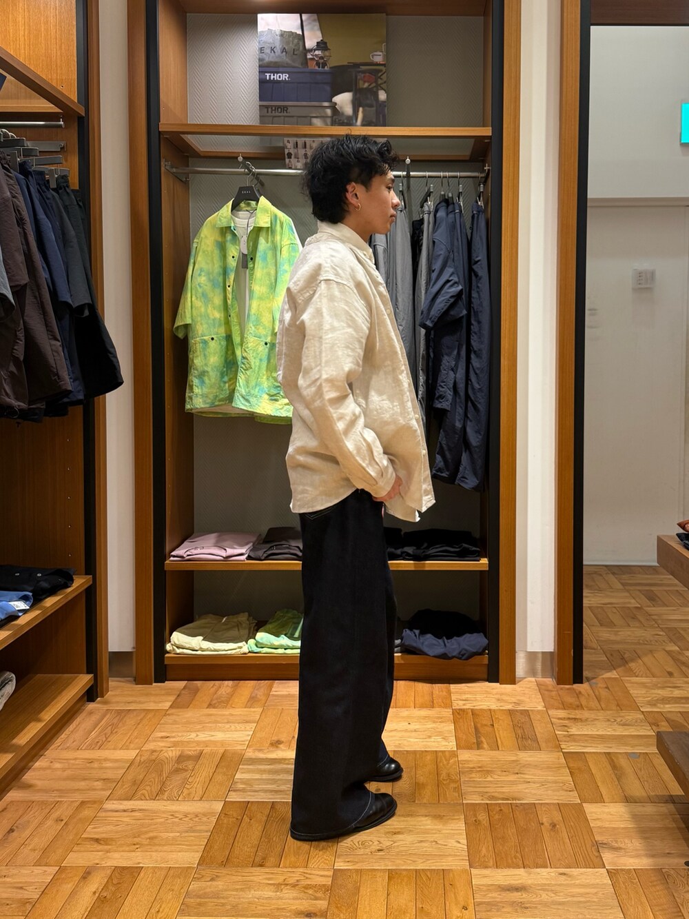 ブルー系のデニムパンツ、ホワイト系のシャツ/ブラウス、ブラック系のベルトを着用したメンズの春コーディネートの4枚目の写真