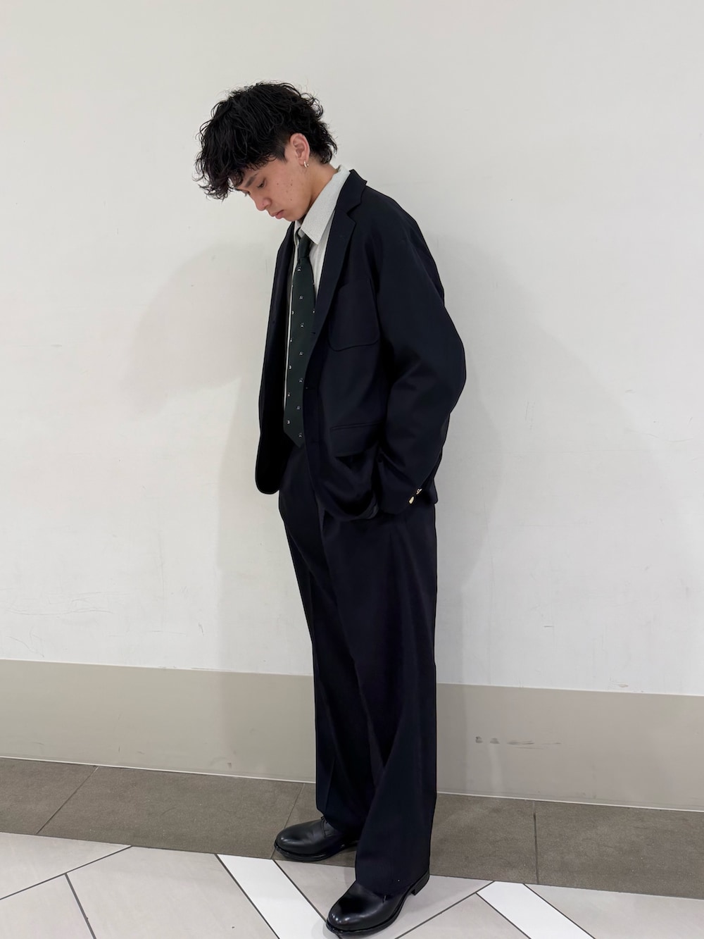 ブルー系のその他パンツ、ブラック系のドレスシューズ、ブルー系のその他アウターを着用したメンズの春コーディネートの3枚目の写真