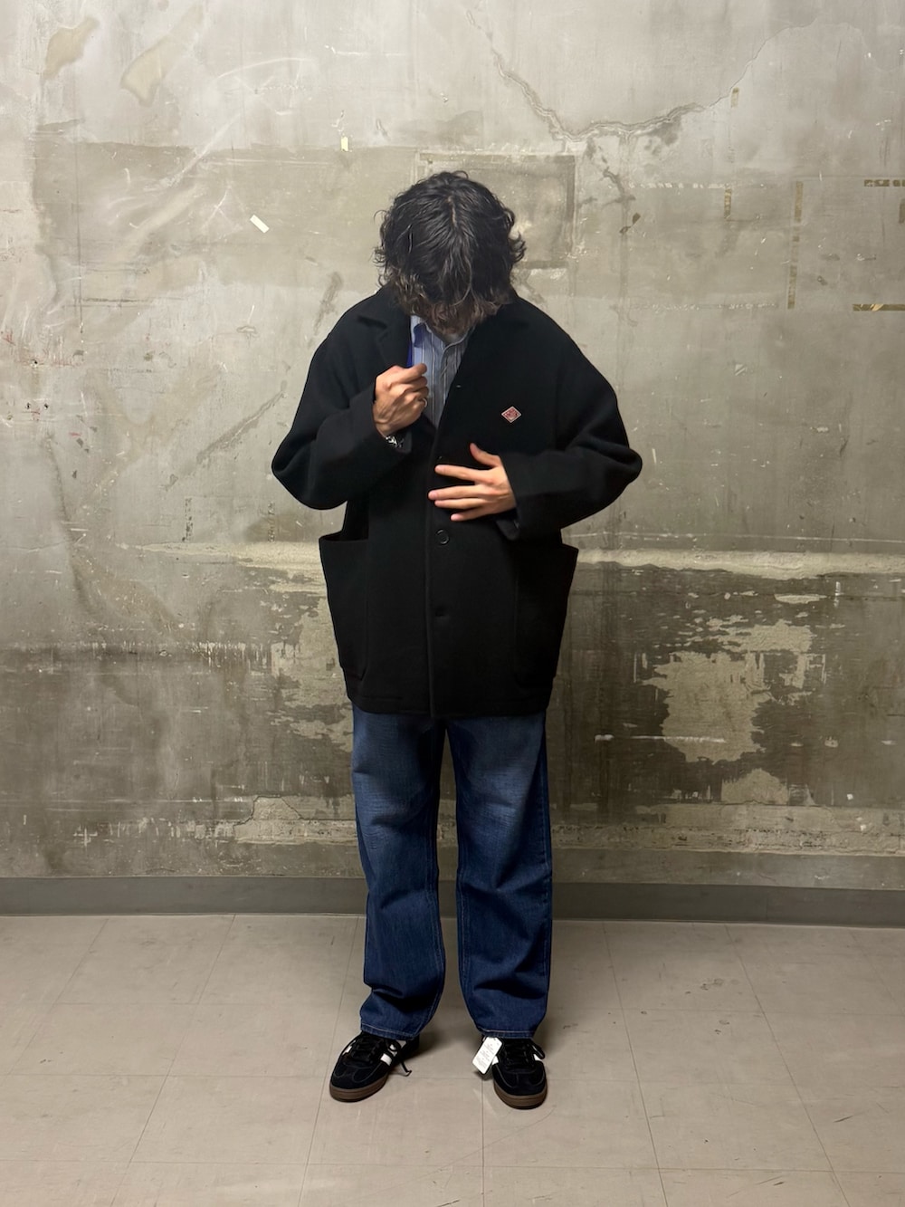 ブルー系のデニムパンツ、ブラック系のスニーカー、ブルー系のテーラードジャケットを着用したメンズの冬コーディネートの5枚目の写真