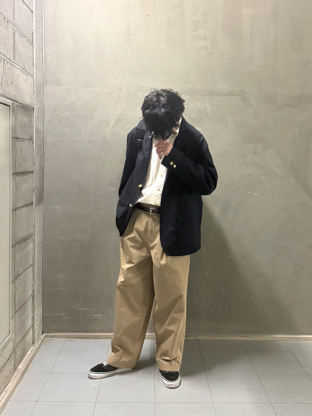 ホワイト系のシャツ/ブラウス、ブラック系のバックパック/リュック、ブルー系のその他アウターを着用したメンズの春コーディネートの4枚目の写真