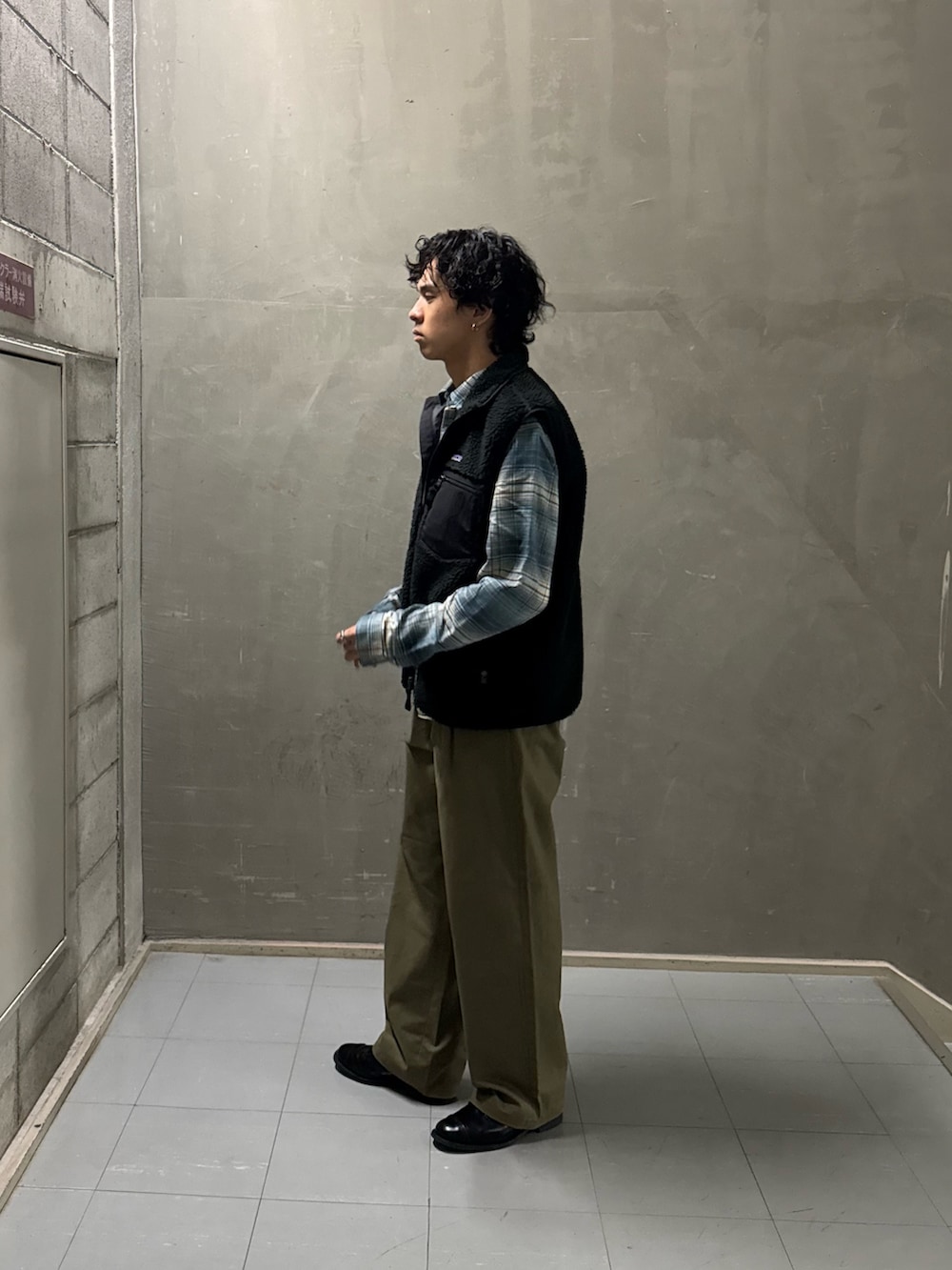 グレー系のショルダーバッグ、ブルー系のシャツ/ブラウス、ベージュ系のその他パンツを着用したメンズの秋コーディネートの5枚目の写真