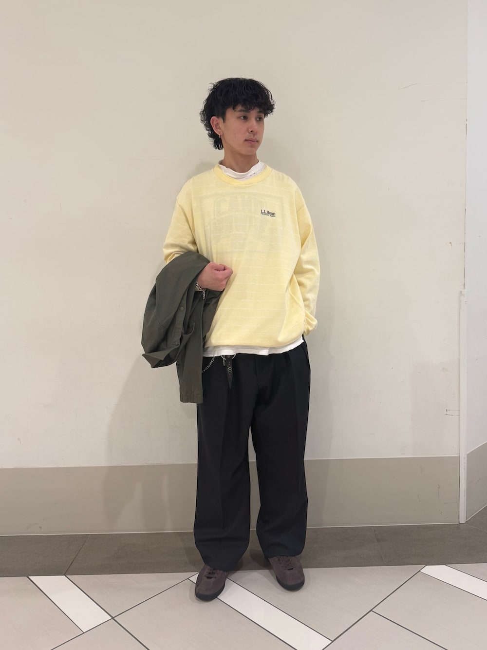 その他のTシャツ/カットソー、ブラウン系のスニーカーを着用したメンズの春コーディネートの4枚目の写真