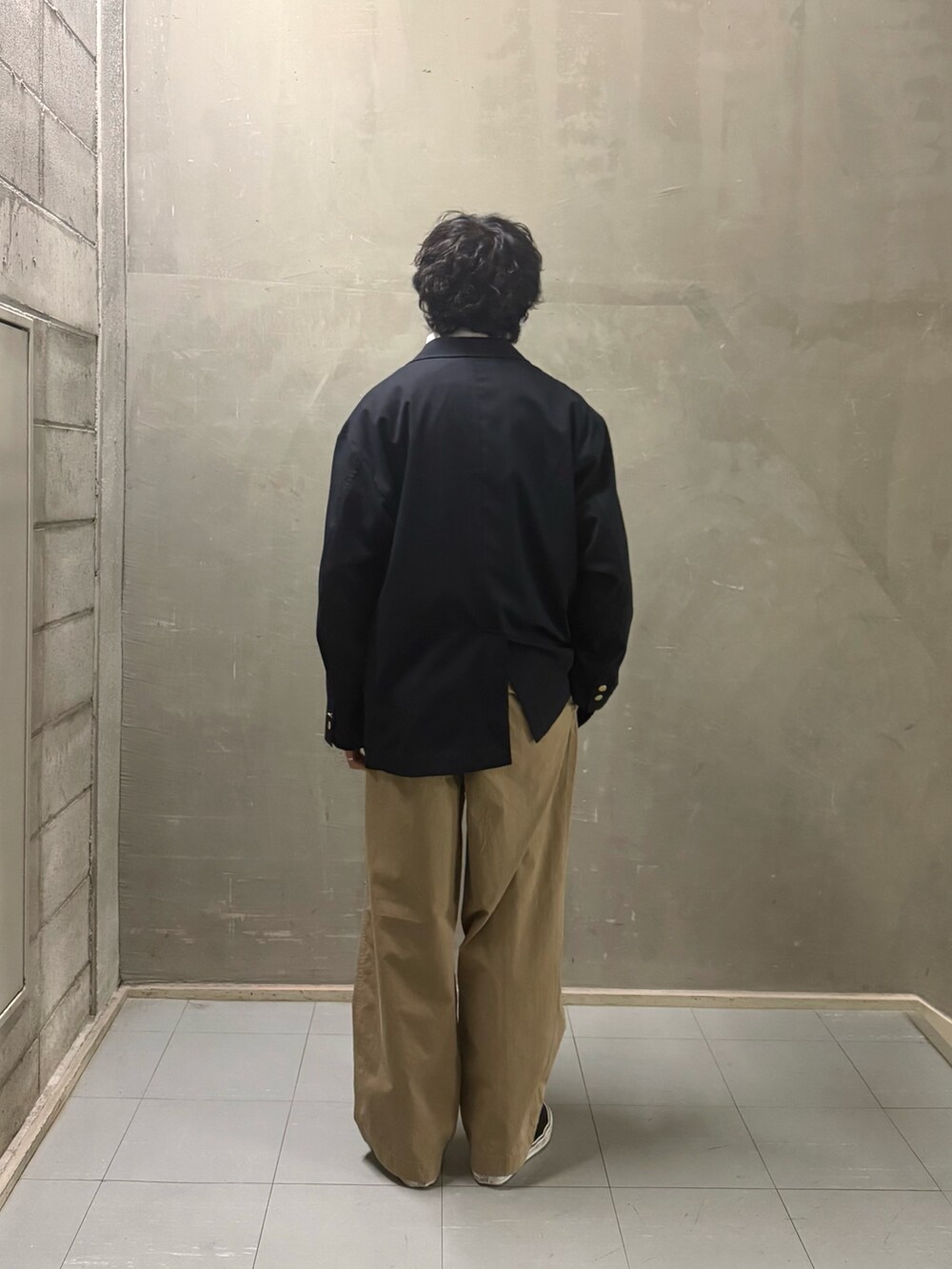 ホワイト系のシャツ/ブラウス、ブラック系のバックパック/リュック、ブルー系のその他アウターを着用したメンズの春コーディネートの5枚目の写真