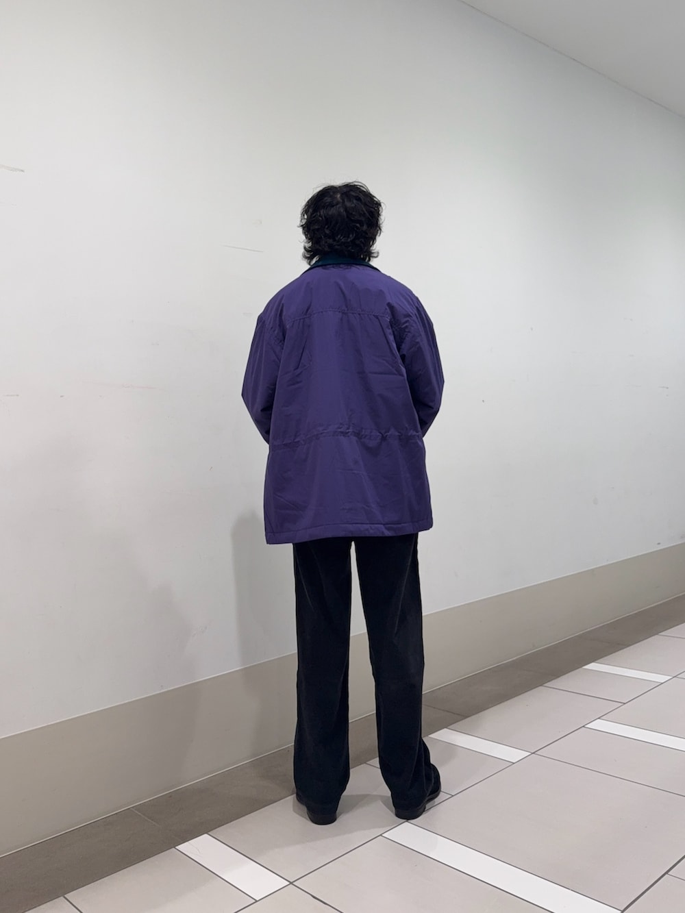 パープル系のその他アウター、グレー系のニット/セーター、グレー系のその他パンツを着用したメンズの冬コーディネートの3枚目の写真