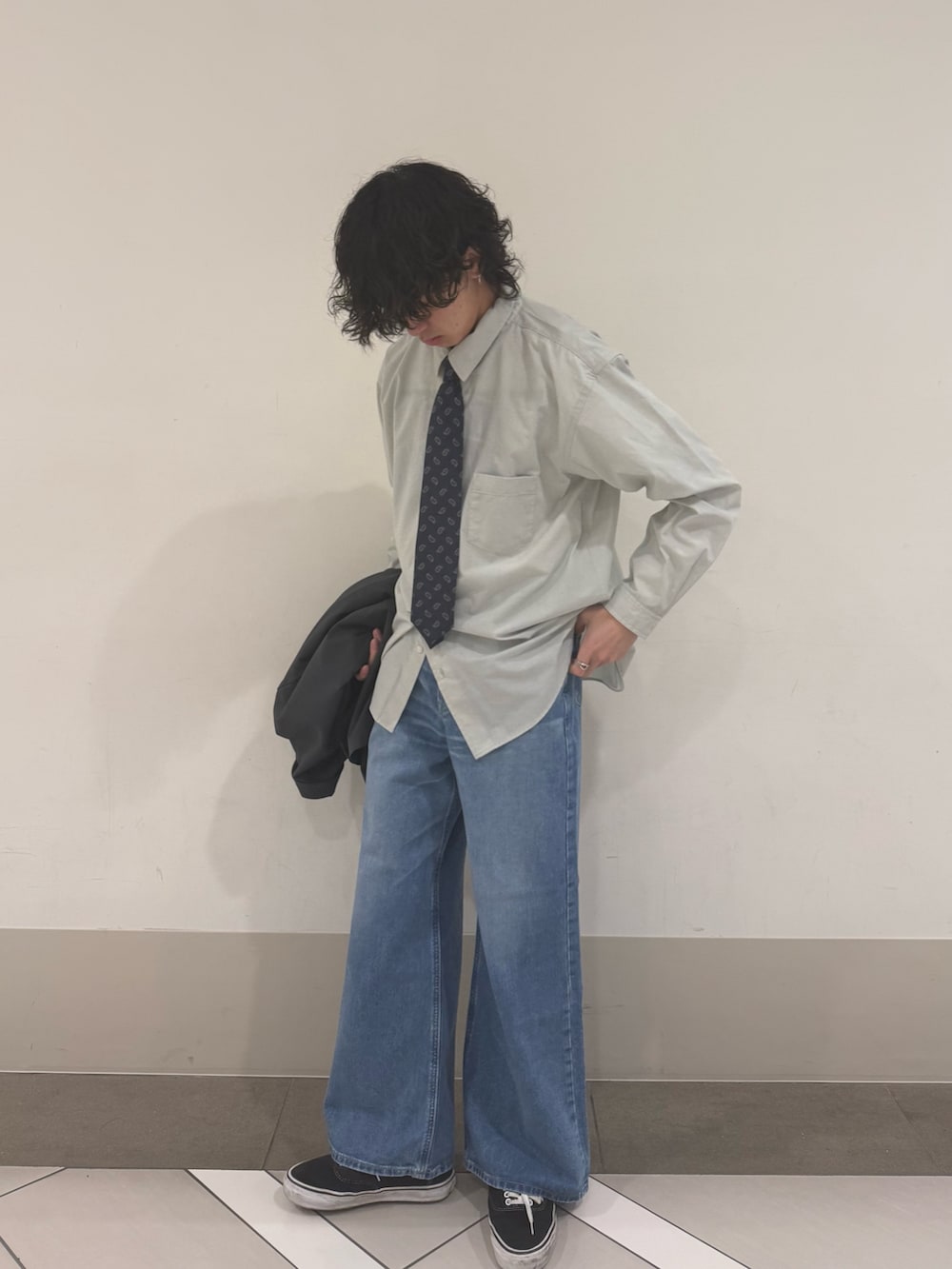 ブルー系のデニムパンツ、グレー系のその他アウター、ベージュ系のシャツ/ブラウスを着用したメンズの冬コーディネートの3枚目の写真