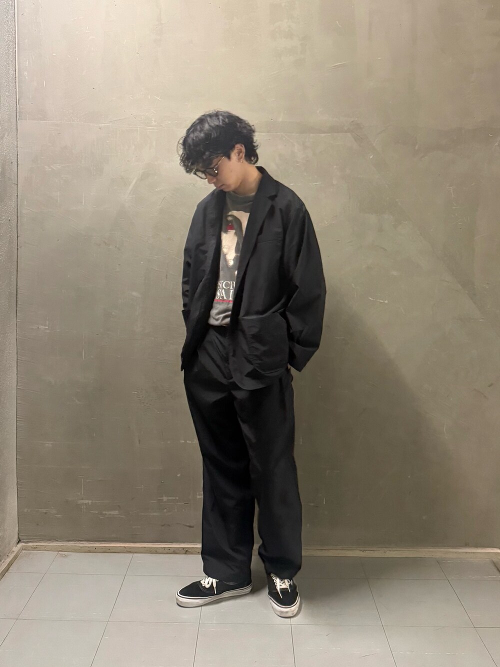 ブラック系のその他パンツ、ブラック系のその他アウター、ブラック系のベルトを着用したメンズの春コーディネートの3枚目の写真