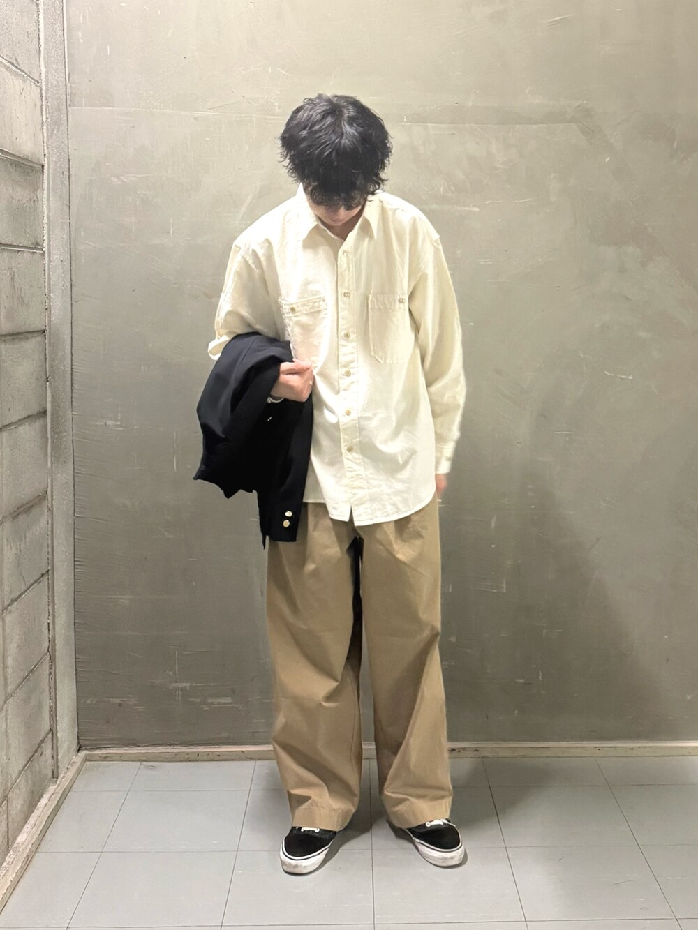ホワイト系のシャツ/ブラウス、ブラック系のバックパック/リュック、ブルー系のその他アウターを着用したメンズの春コーディネートの7枚目の写真
