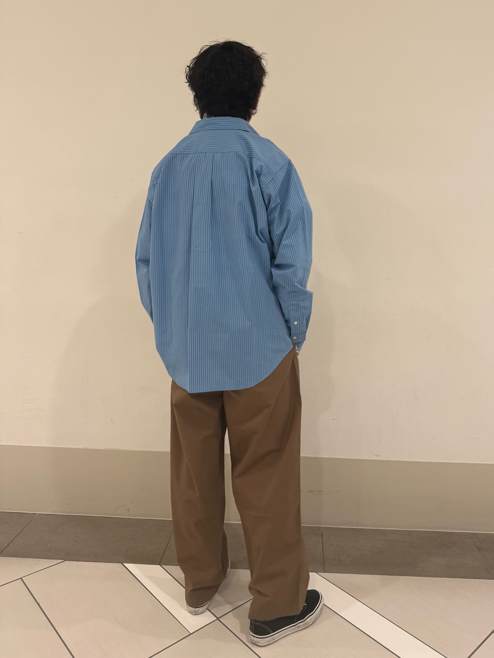 ブラウン系のその他パンツ、ブルー系のシャツ/ブラウスを着用したメンズの春コーディネートの3枚目の写真