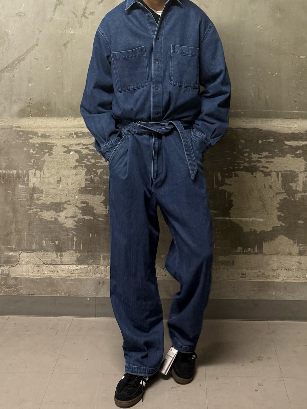 ブルー系のその他パンツ、ブラック系のスニーカーを着用したメンズの冬コーディネートの2枚目の写真