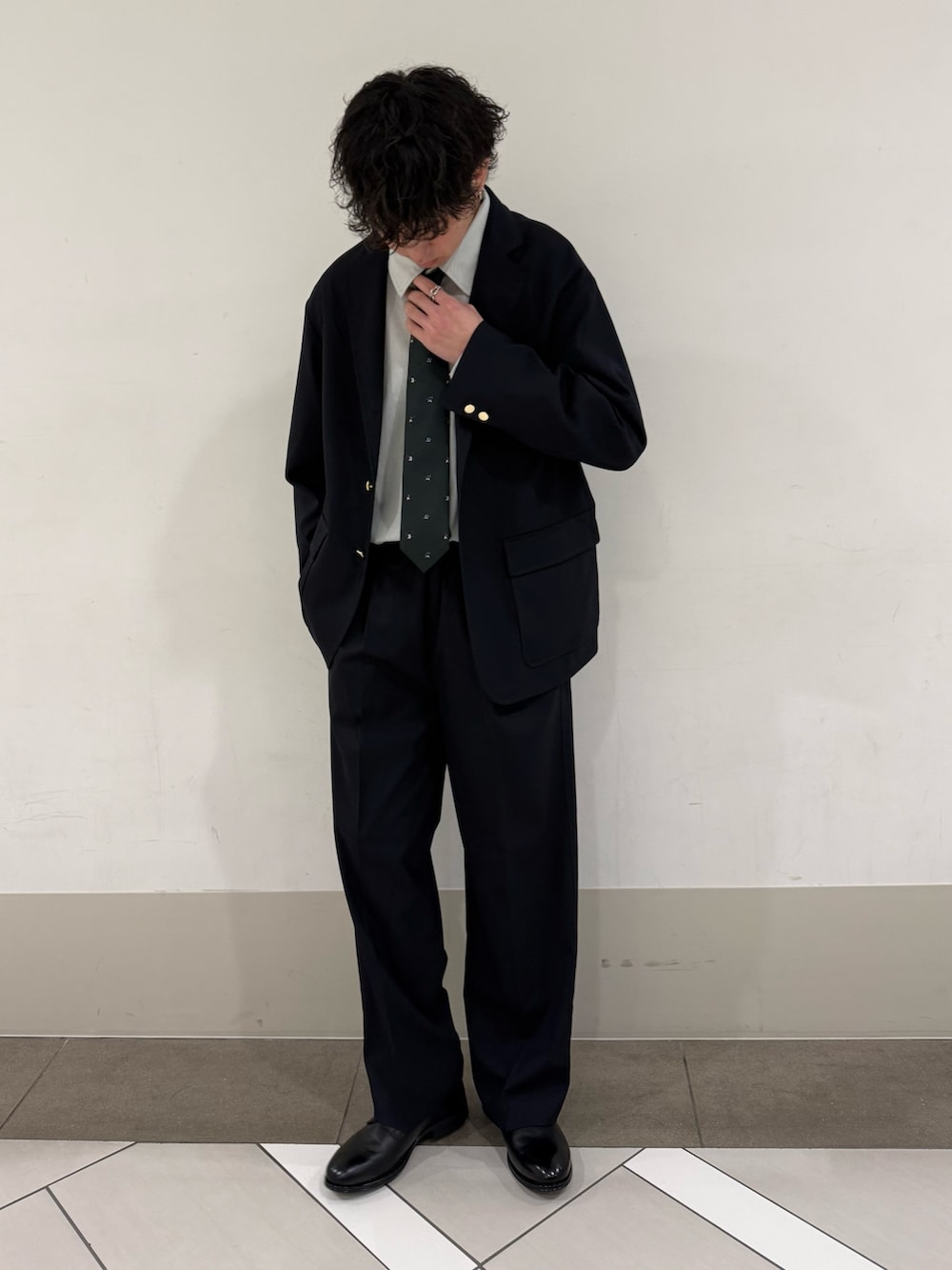 ブルー系のその他パンツ、ブラック系のドレスシューズ、ブルー系のその他アウターを着用したメンズの春コーディネートの2枚目の写真