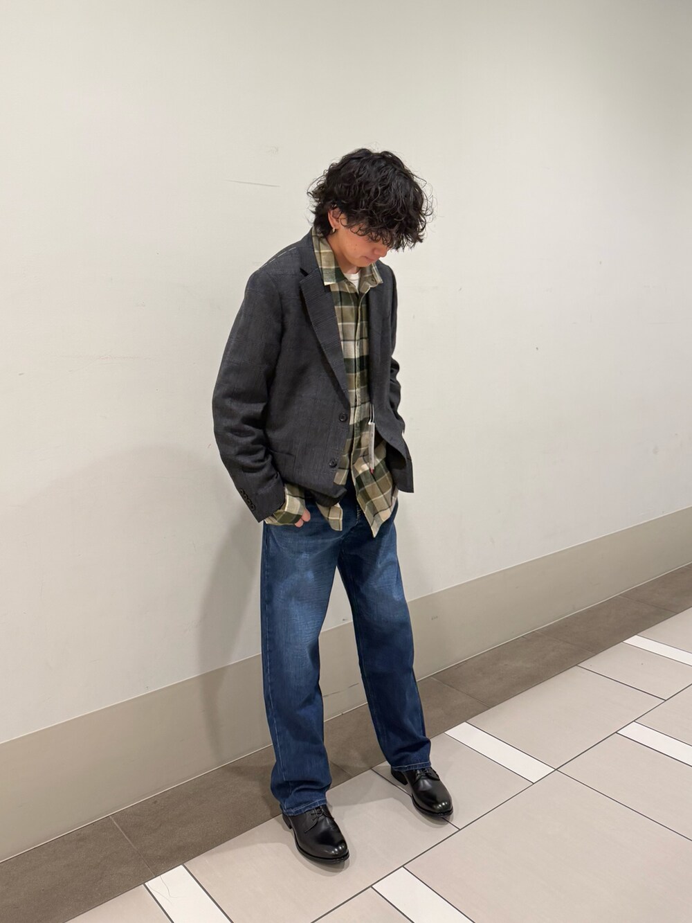 グレー系のその他アウター、グリーン系のシャツ/ブラウス、ブルー系のデニムパンツを着用したメンズの冬コーディネートの4枚目の写真