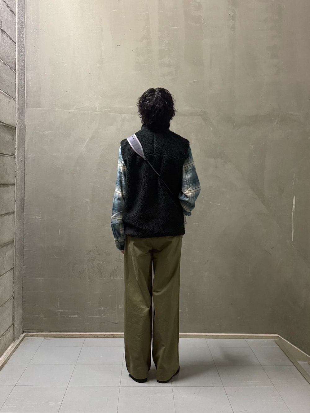 グレー系のショルダーバッグ、ブルー系のシャツ/ブラウス、ベージュ系のその他パンツを着用したメンズの秋コーディネートの3枚目の写真