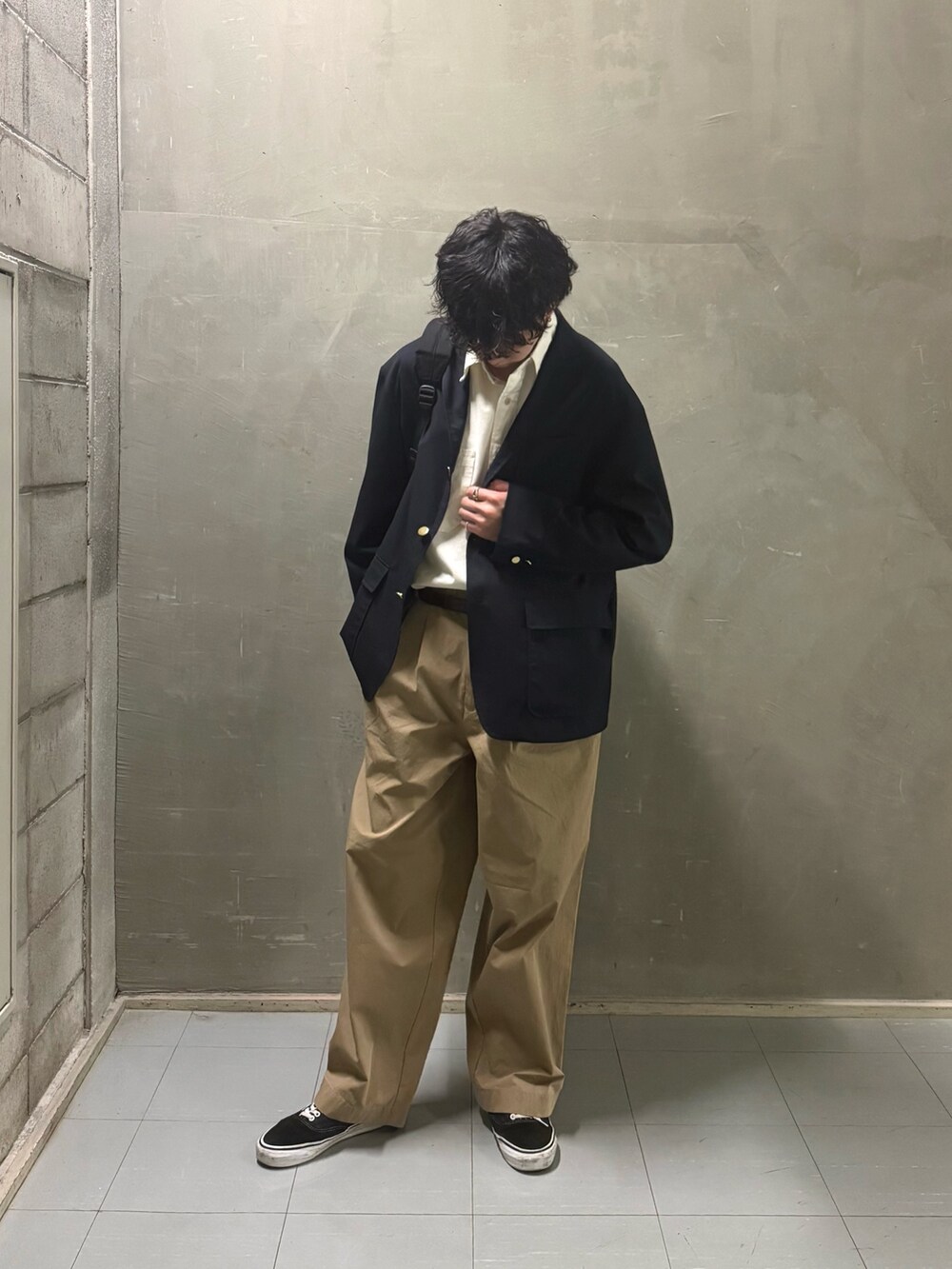 ホワイト系のシャツ/ブラウス、ブラック系のバックパック/リュック、ブルー系のその他アウターを着用したメンズの春コーディネートの3枚目の写真